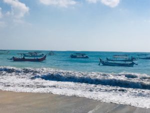 paikallisia veneita Balin hiekkarannalla