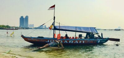 Ancol rannalla turistivene joka on tauolla