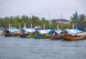 Jakartan Ancolin satamassa veneitä