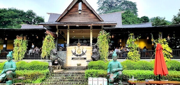 Bogorin kansallispuistossa on idyllinen ravintola, jonka edustalla on patsaita.
