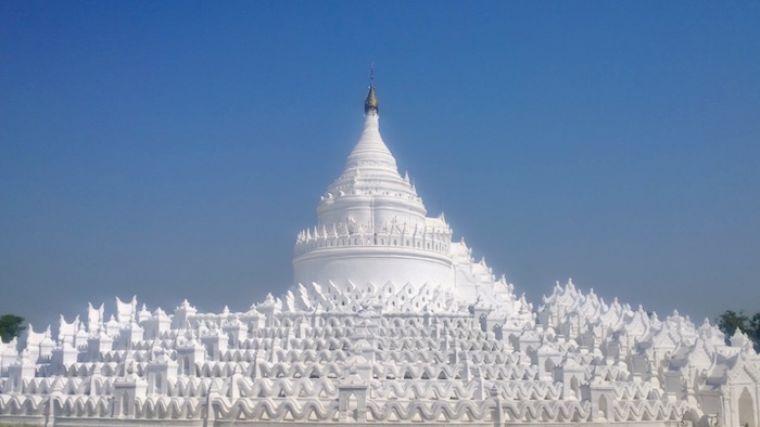 sininen taivas ja vitivalkoinen Hsinbyumen Pagoda Mandalayssa.
