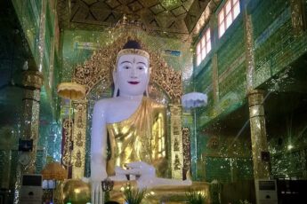 valtava lehtikullalla paallystetty Buddhapatsas Mahmuni temppelissa