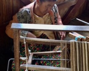 paikallisessa tehtaassa nainen valmistetaan kankaita, Inle Lake