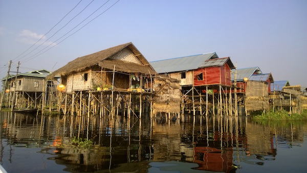 paikallista asutusta Inle jarvella , Myanmarissa