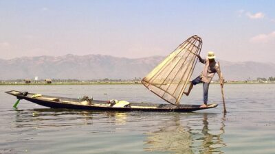 Inle Lakella Intha kalastaja soutaa ainutlaatuisella soututekniikalla