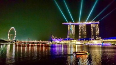 Iltanäkymä valoshowsta Singaporessa