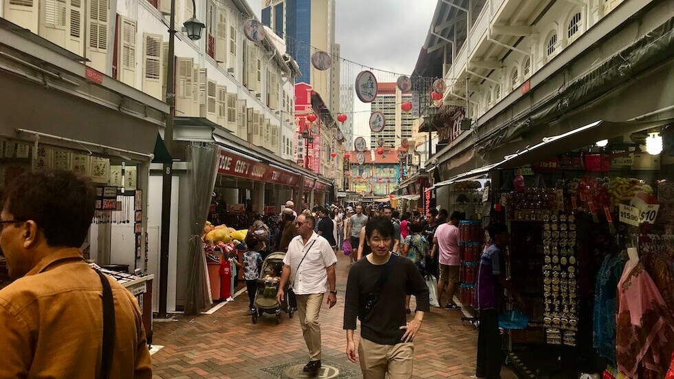 Singaporen kiinalaiskorttelissa liikkuvia turisteja kapealla kujalla.