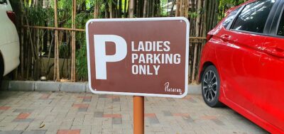 ravintolan parkkipaikalla oleva ruutu varattu naisille , jossa kyltti "Ladies parking only"
