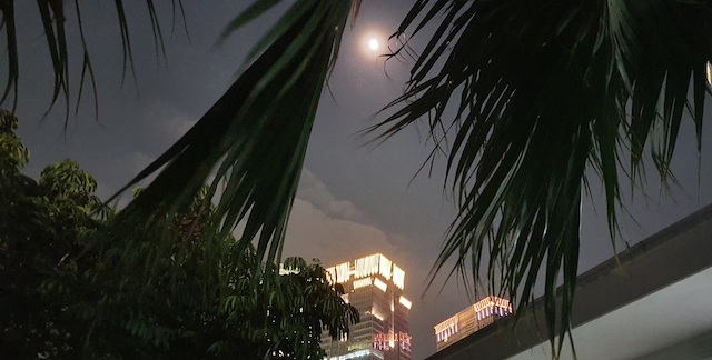 Illalla Jakartan taivaalla loistaa kuu.