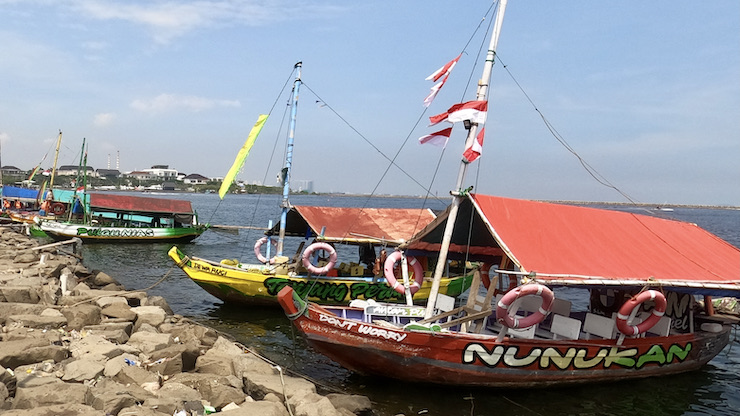 varikkaat turistiveneet Jakartan rannalla