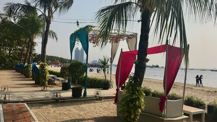 Jakartan Ancolin rannalla kaksi aurinkotuolia ravintolan terassilla.