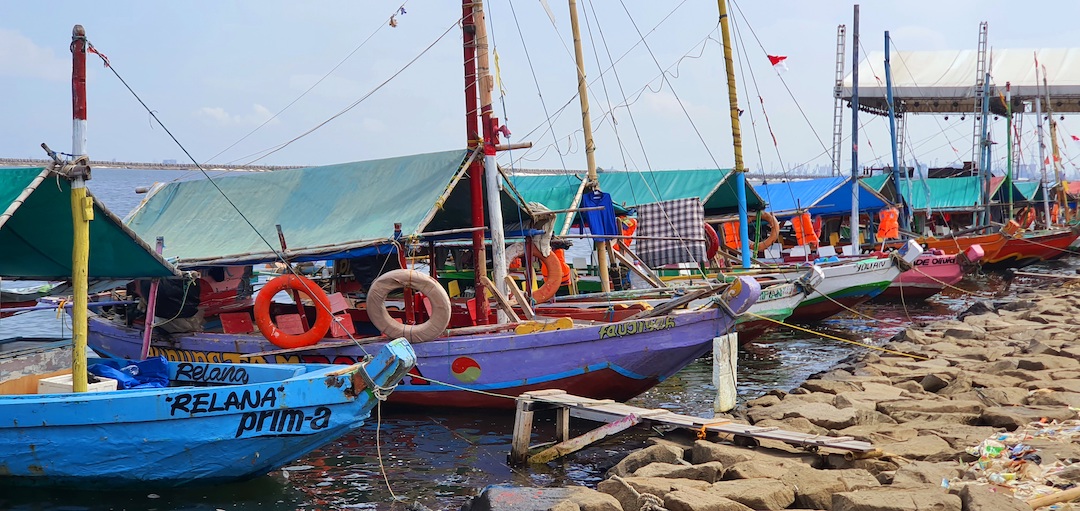 turistiveneet vierivierin Jakartan kivikkoisessa rannassa Ancolissa.