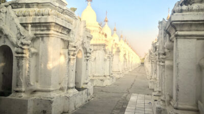 rivi valkoisia stupia Kuthodaw Pagodassa.