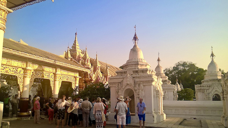 turisteja Kuthodaw Padokan alueella Mandalayssa.