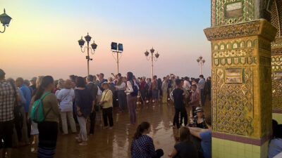turisteja katsomassa auringonlaskua korkealla Mandalay Hillilla.