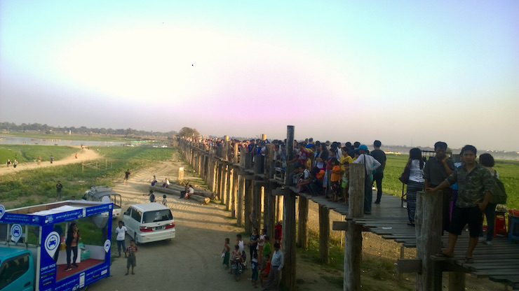 paljon turisteja tiikkisillalla Myanmarissa.