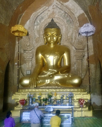 kultainen buddhapatsas.