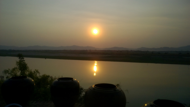Katsomme auringonlaskua Irrawaddy joen varrella olevassa ravintolassa.
