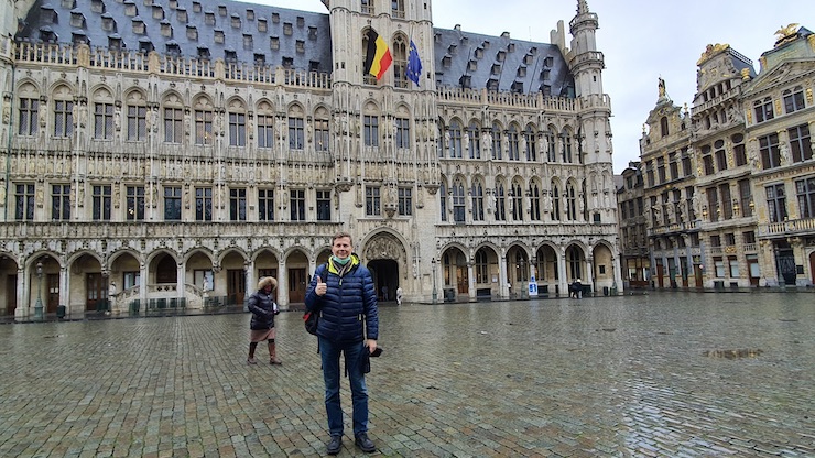 Jyrki seisoo melkein autiolla Brysselin Grand Placella.