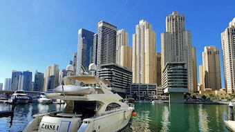 iso huvialus , jonka taustalla korkeita tornitaloja Dubai Marinassa.