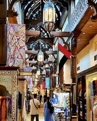 basaarimainen, arabialainen kauppakeskus Dubaissa.