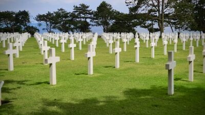 Normandian rannikolla Amerikkalaisten hautausmaa, jossa on tuhansia valkoisia risteja.