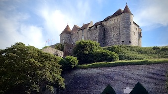 Diepen linna korkealla kalliolla.