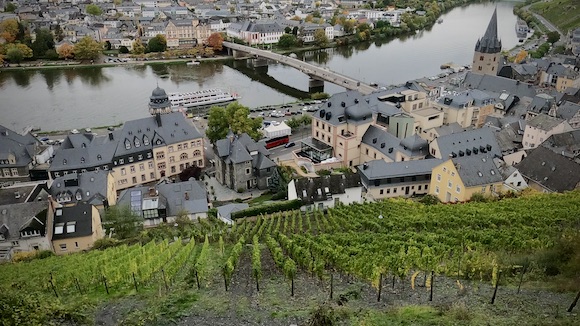 Maisema katsottuna Landshutin linnasta, viinitarhojen takana Bernkastelin pieni vanha kaupunki ja Mosel joki.