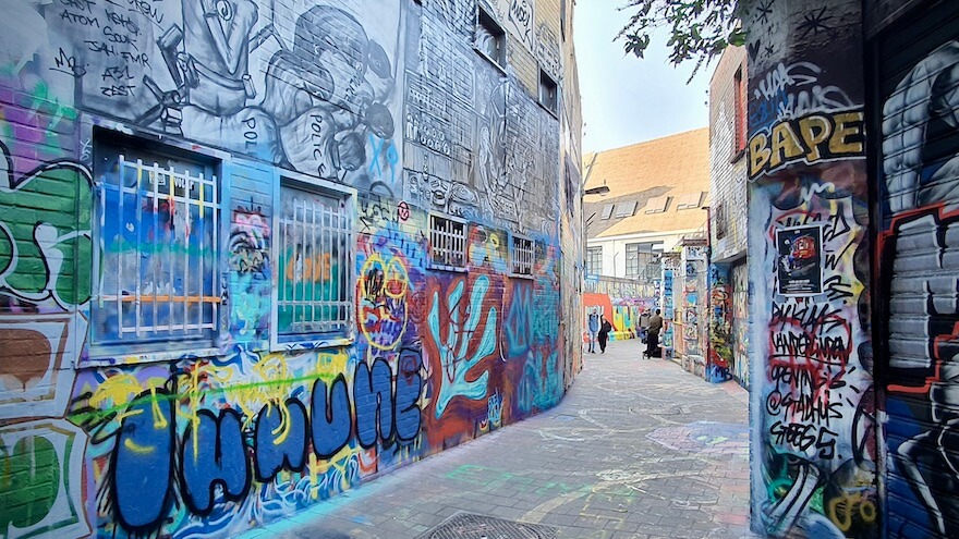 Graffiti maalauksia Gentin kujalla Belgiassa.