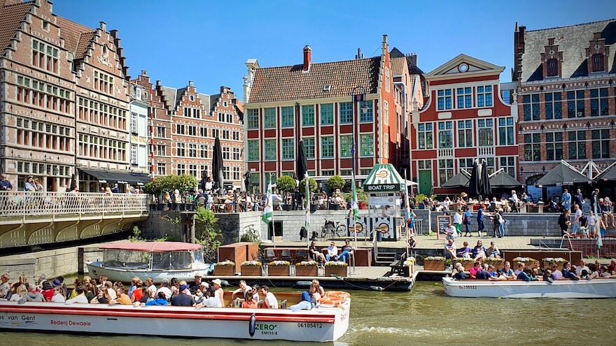 Gentin vanhassa kaupungissa olevan kanavan varrella olevia keskiaikaisia taloja ja kanavalla menee turisteille suunnattuja veneita.