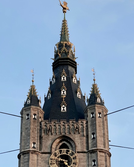Gentin kellotapulin huippu, jossa tuuliviiri on lohikaarmeen muotoinen.
