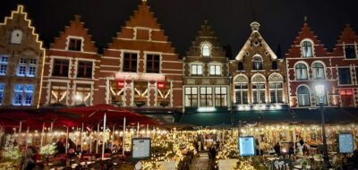 Bruggen joulumarkkinoiden Markt aukion historialliset talot jouluvaloissa.