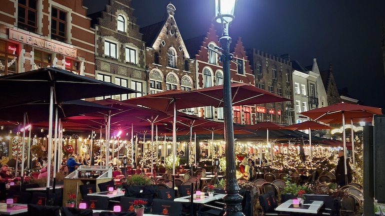 Valaistuja ravintoloita terassineen Bruggen Markt aukiolla.
