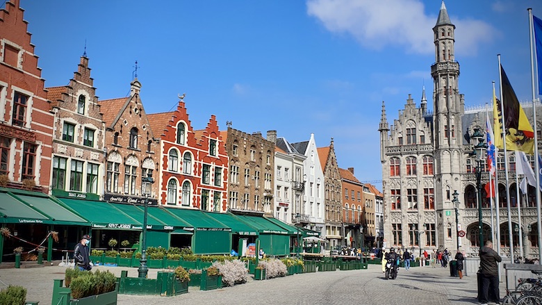 Bruggen vanhojen historiallisten talojen edustalla katettuja ravintoloita Grite Marktilla.