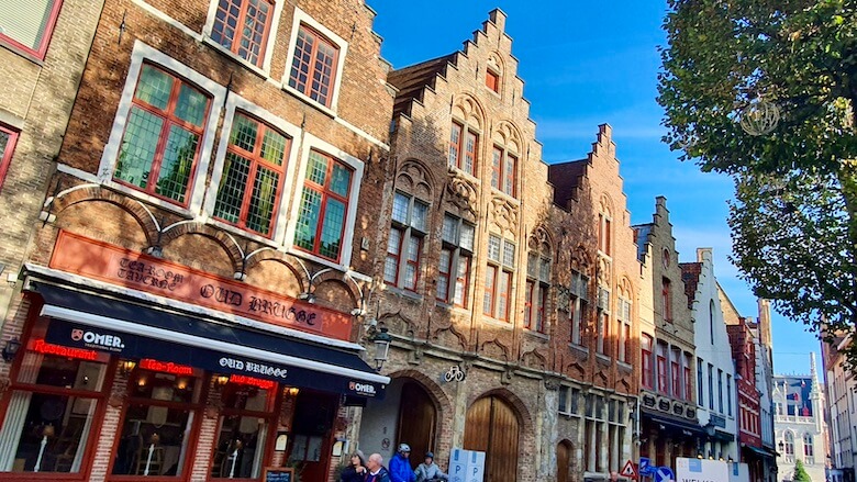 Bruggen historiallisia taloja kadun varrella.