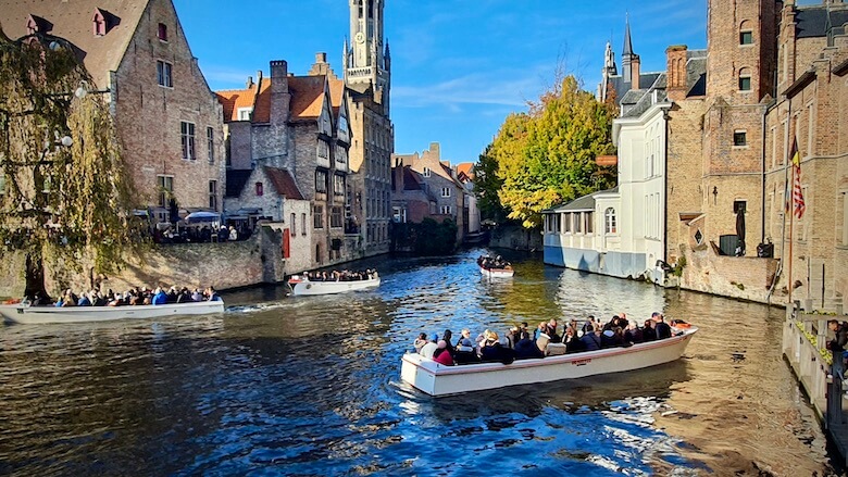 Useita turistiveneita suositussa kohdassa Rozenhoedkaailla Bruggen kanavassa.