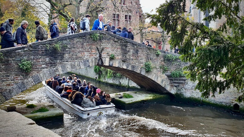 Vanhan Bruggen Bonifacius sillan yli kulkjee turisteja ja alta turisteille tarkoitettuja venekuljetuksia.