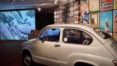 Vanha valkoinen kupla auto historian museossa.