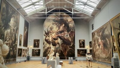 Museossa isoja tauluja ja valkoisia veistoksia.