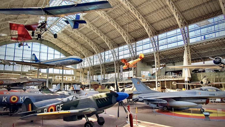 Vanhoja erilaisia lentokoneita sotamuseossa.