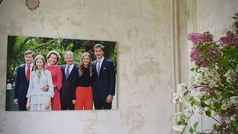 Belgian kuninkaallisen perheen valokuva ja kukkakimppu.
