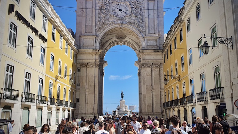 Mahtava portti Lissabonin ostoskadulta kohti rantaa.