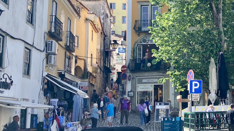 Kapea kuja Sintrassa, jossa on paljon turisteja.