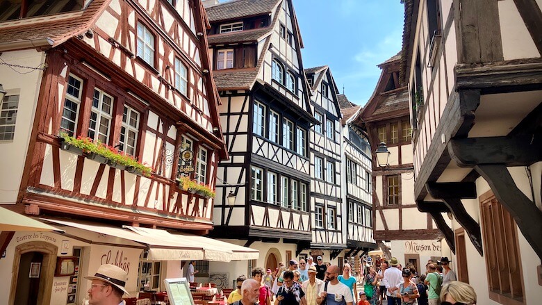 Strasbourgin ristikkorakenteisten talojen kujalla turisteja.