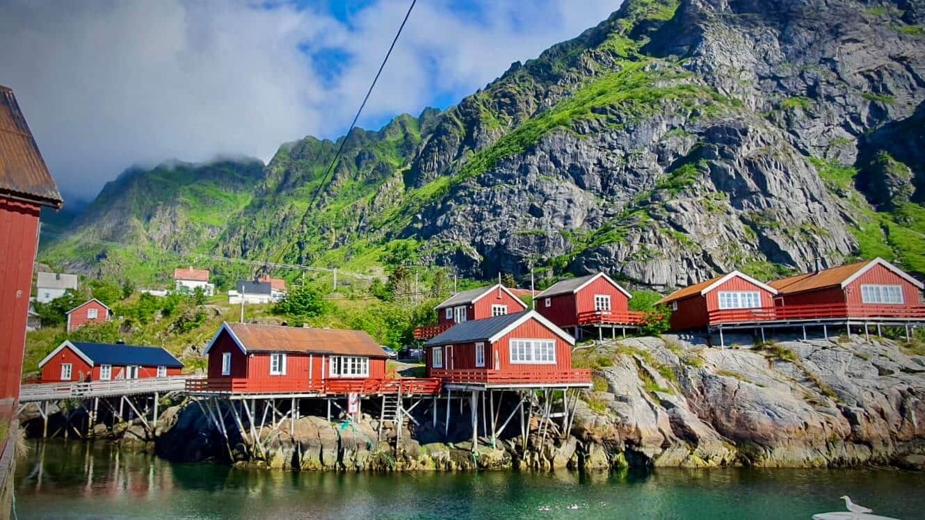 Paalujen varassa olevia kalastajien taloja meren ja vuorten juuressa.