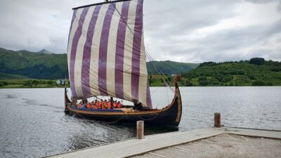 Viikinkivene kuljettaa turisteja.