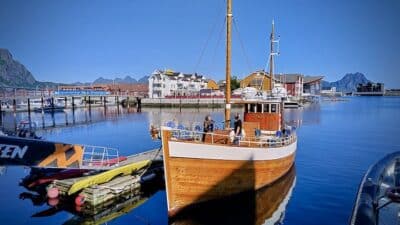 Keltainen ,puinen kalastusalus satamassa.