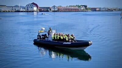 Kumivene vie turisteja erilaisille safareille.