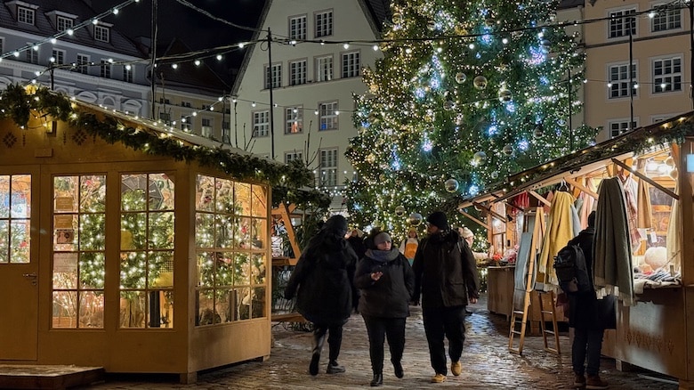 Tallinnan joulumarkkinakojut ja innokkaita ostajia.