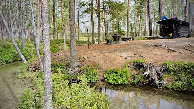 Muikkupurolla Laavu kirkasvetisen puron varrella.